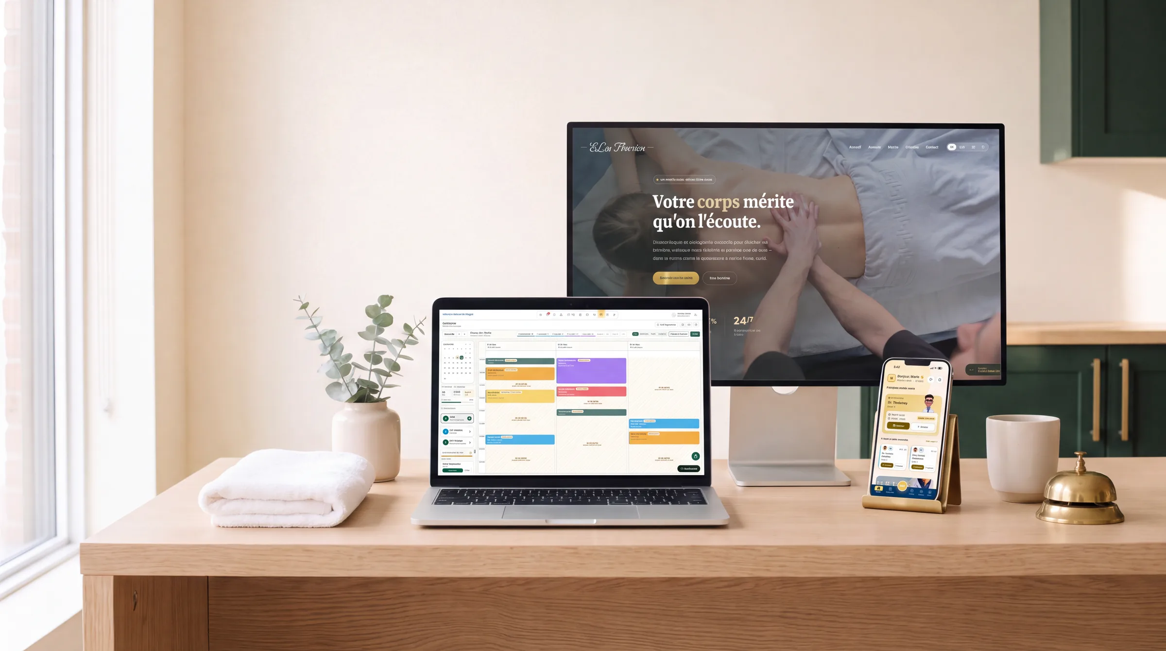 Bureau de clinique : le calendrier SkyTarget ouvert sur un portable, le site web d’une clinique sur un moniteur, et l’application patiente sur un téléphone.